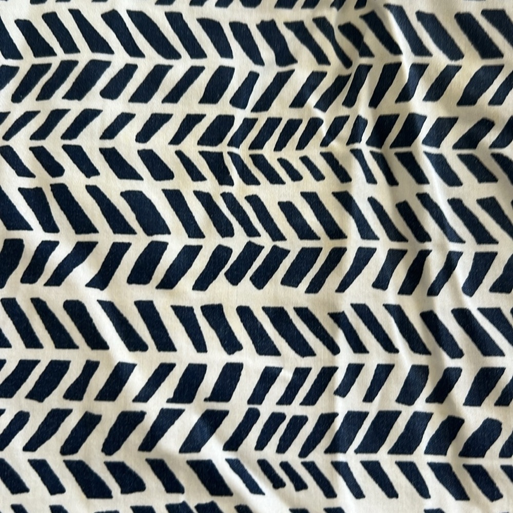 Pottery barn broken arrows crib sheet in navy